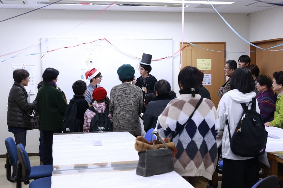 クロマトグラフィーでSTEAM体験ワークショップの様子工学部の学生が仕組みについて、漫談形式で説明