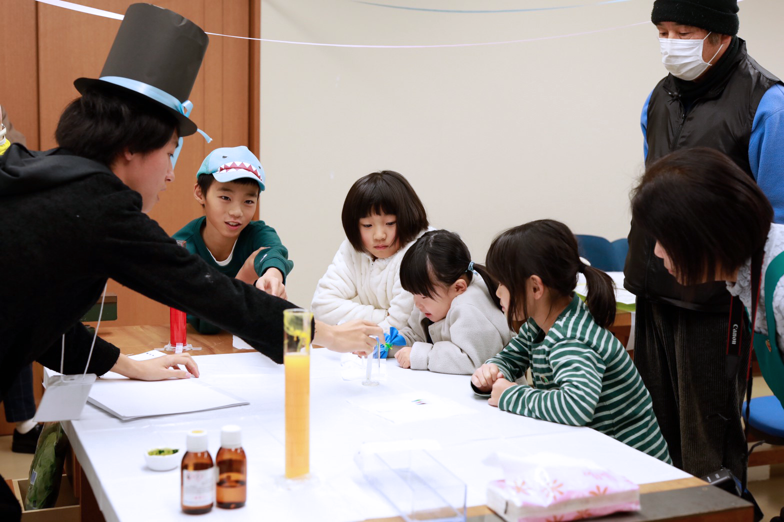 クロマトグラフィについて質問する子供たちと質問に答える学生