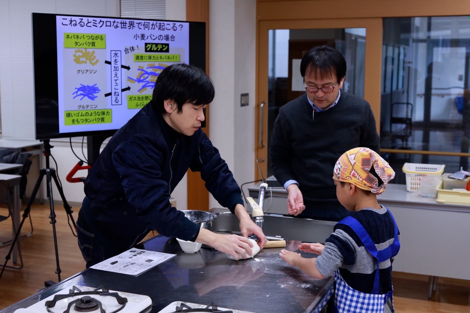 岡山大学の教授からパンの発酵についての説明を受けながら、粉の状態から捏ねる