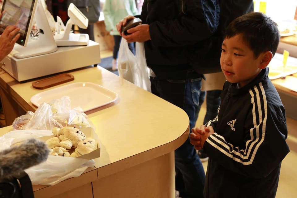 自分で作ったパンの焼き上がりを待つ参加者