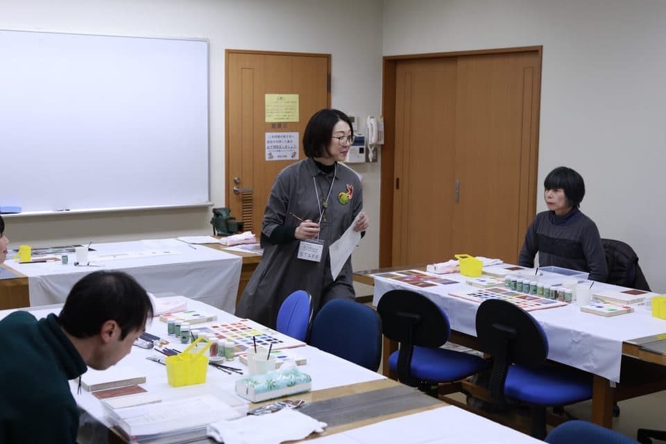 ワークショップの説明を受ける参加者