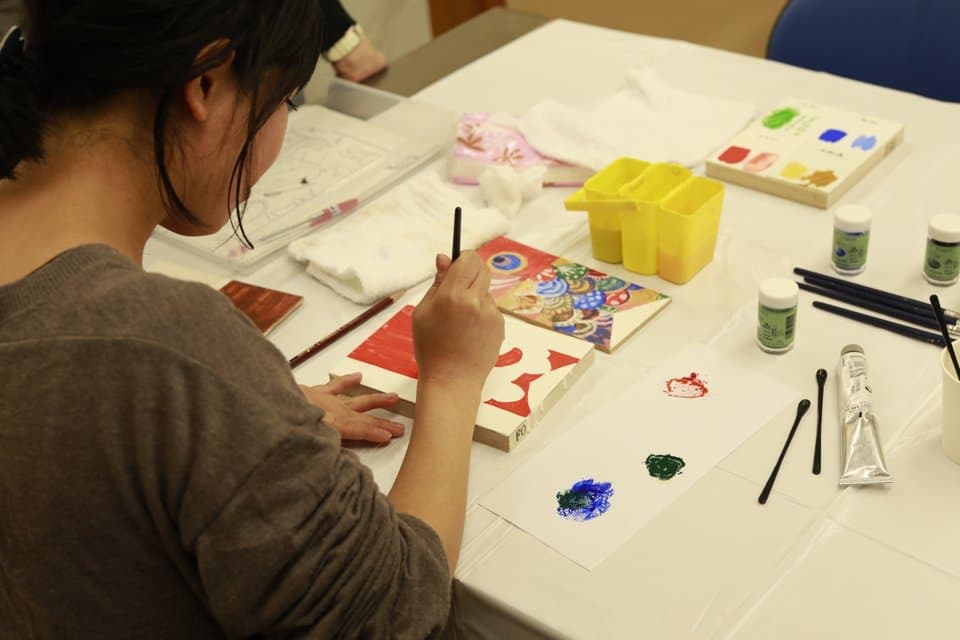 下地の塗ったキャンバスに絵を描く