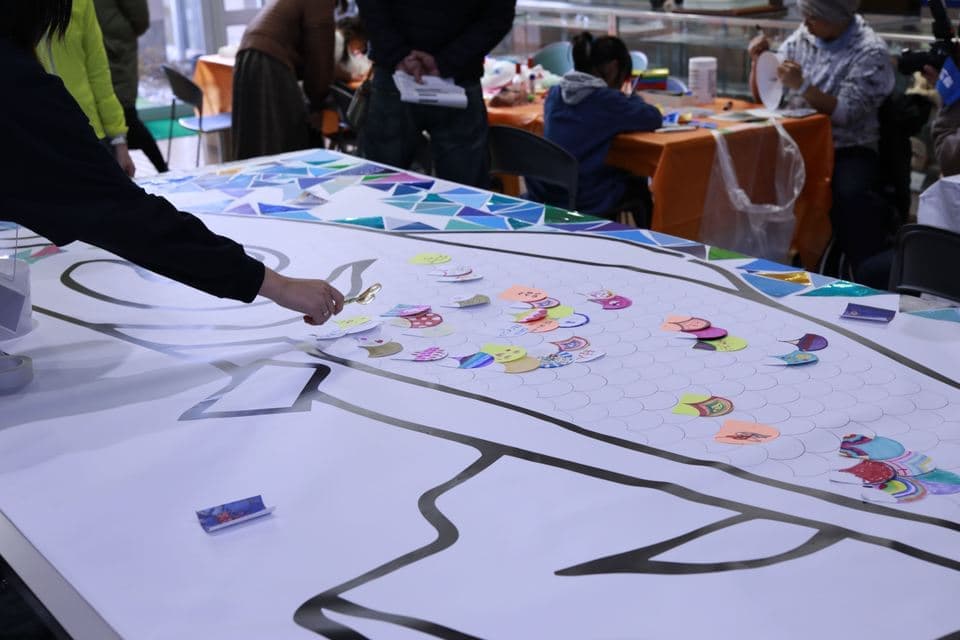  鯉の鱗を貼り付けていく